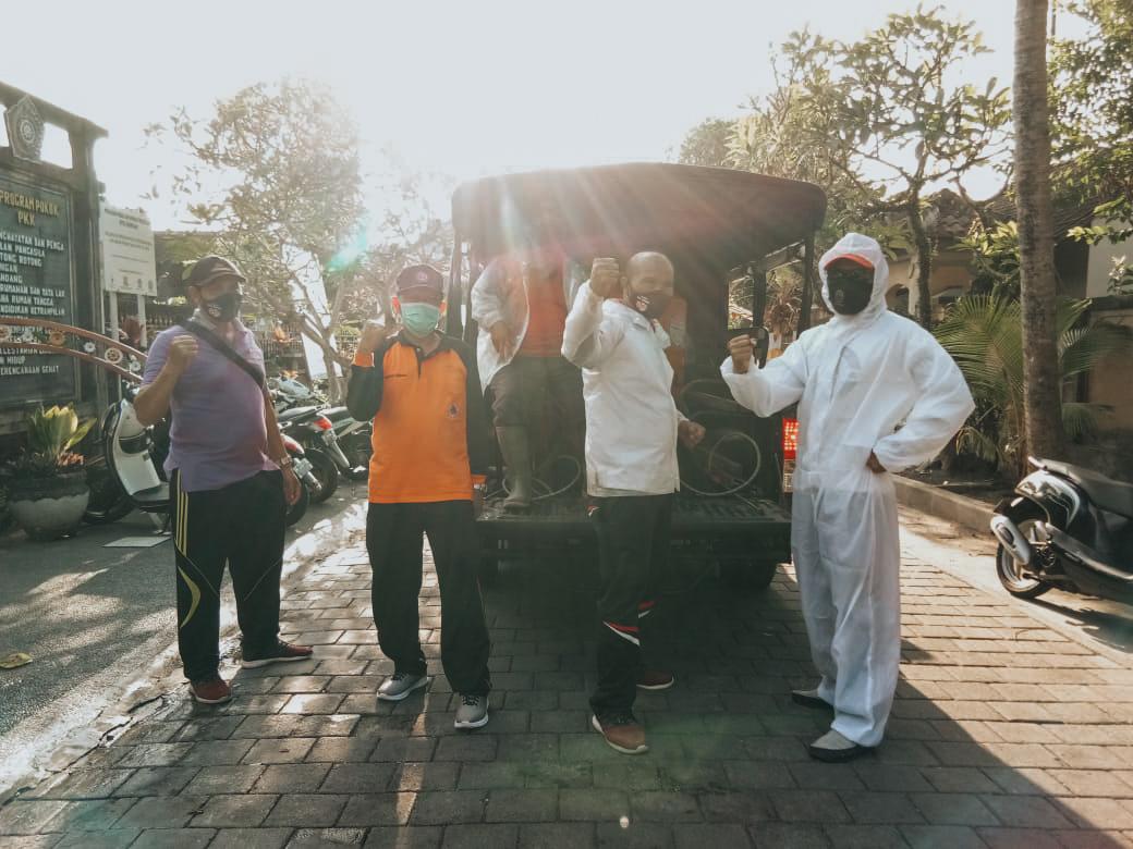PENYEMPROTAN DISINFEKTAN DI WILAYAH DESA PEGUYANGAN KAJA (11 DUSUN) YANG DILAKSANAKAN OLEH SATGAS CO