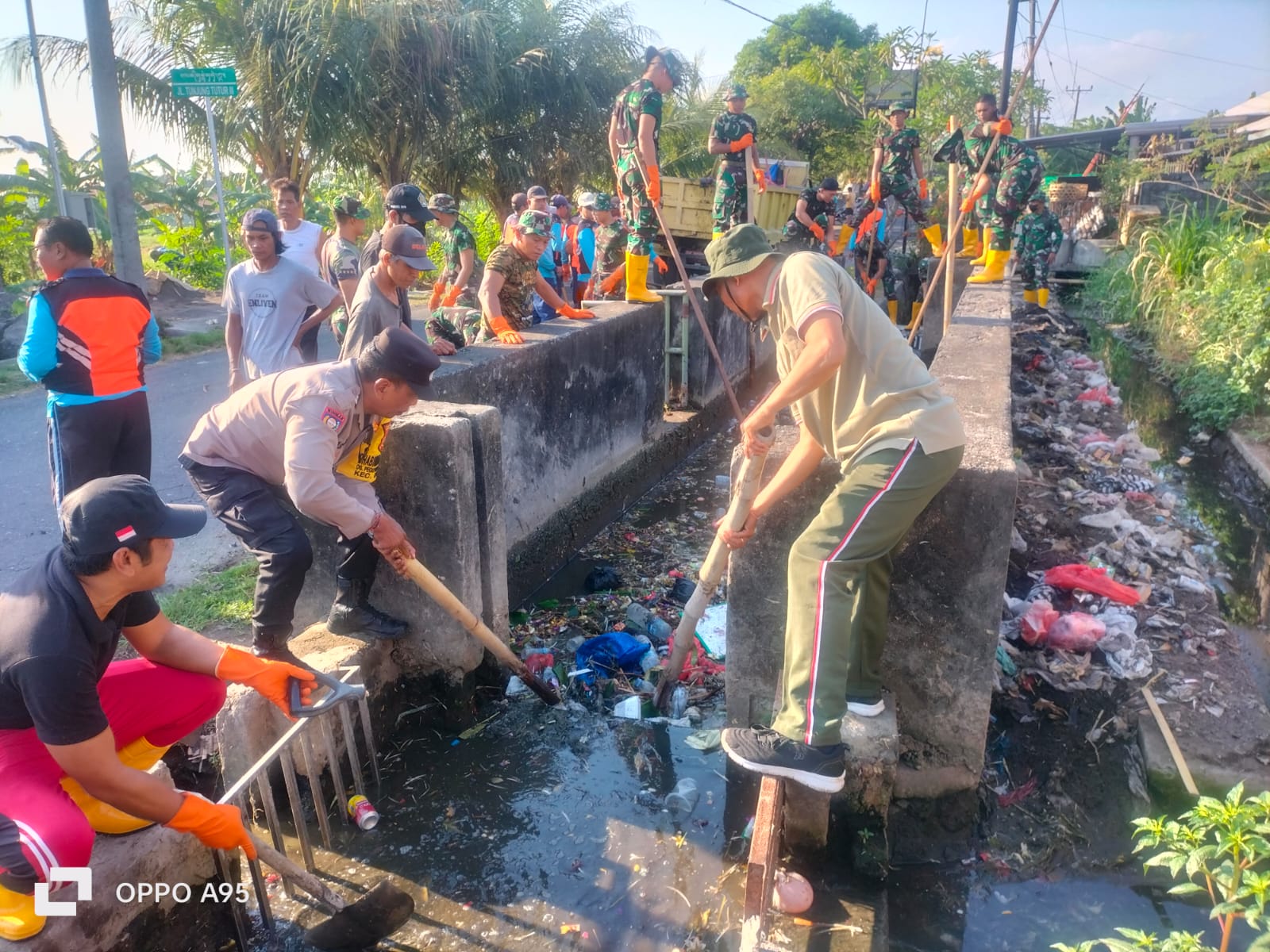 Kegiatan Bakti Gotong Royong yang dilaksanakan oleh anggota Kesdam IX Udayana Sat Non-Kowil semester II TA2024