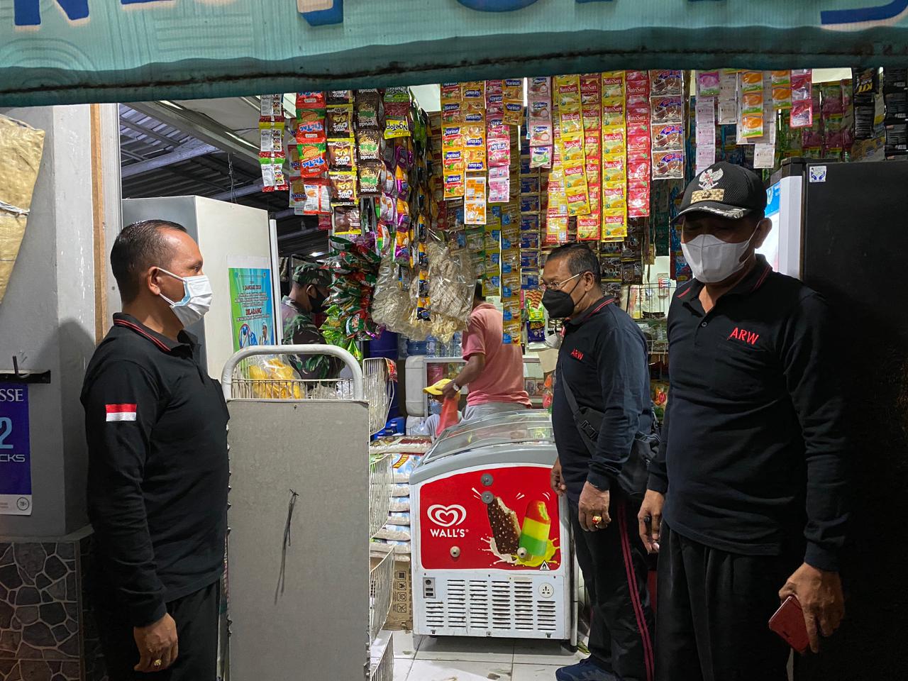 pelaksanaan kegiatan patroli terkait PPKM DARURAT di lakukan sosialisasi terhadap pelaku usaha di wilayah Desa Peguyangnan Kaja