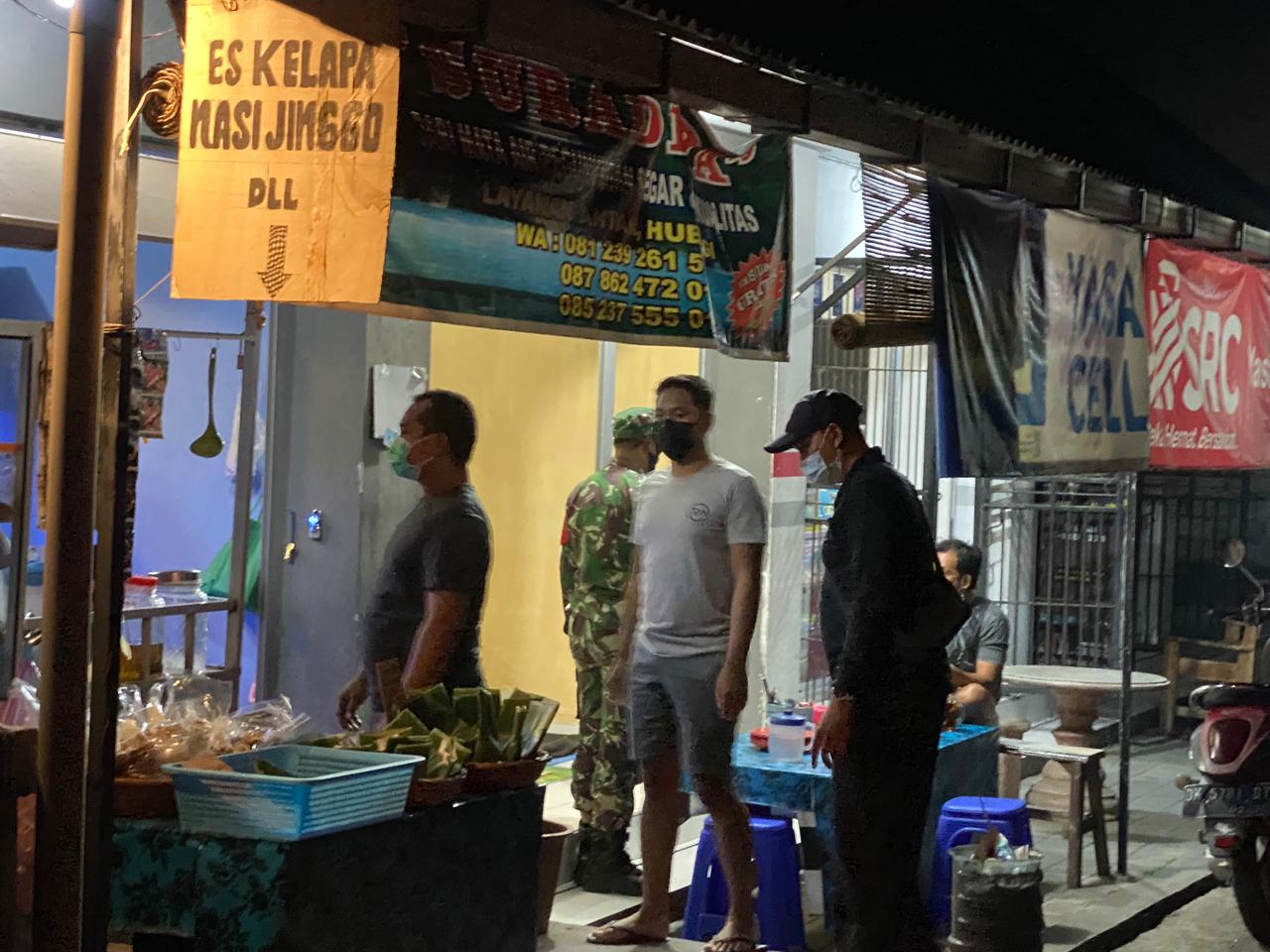 patroli giat PPKM DARURAT terhadap pelaku usaha di wilayah Desa Peguyangan Kaja 