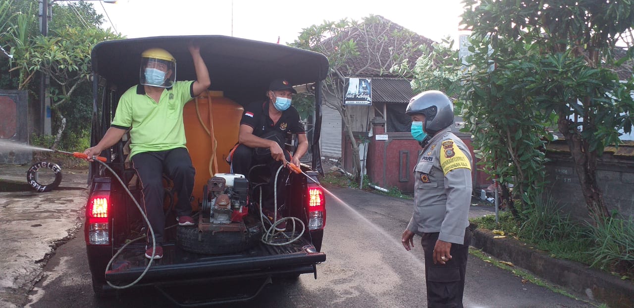 Penyemprotan eco enzim di wilayah Desa Peguyangan Kaja 