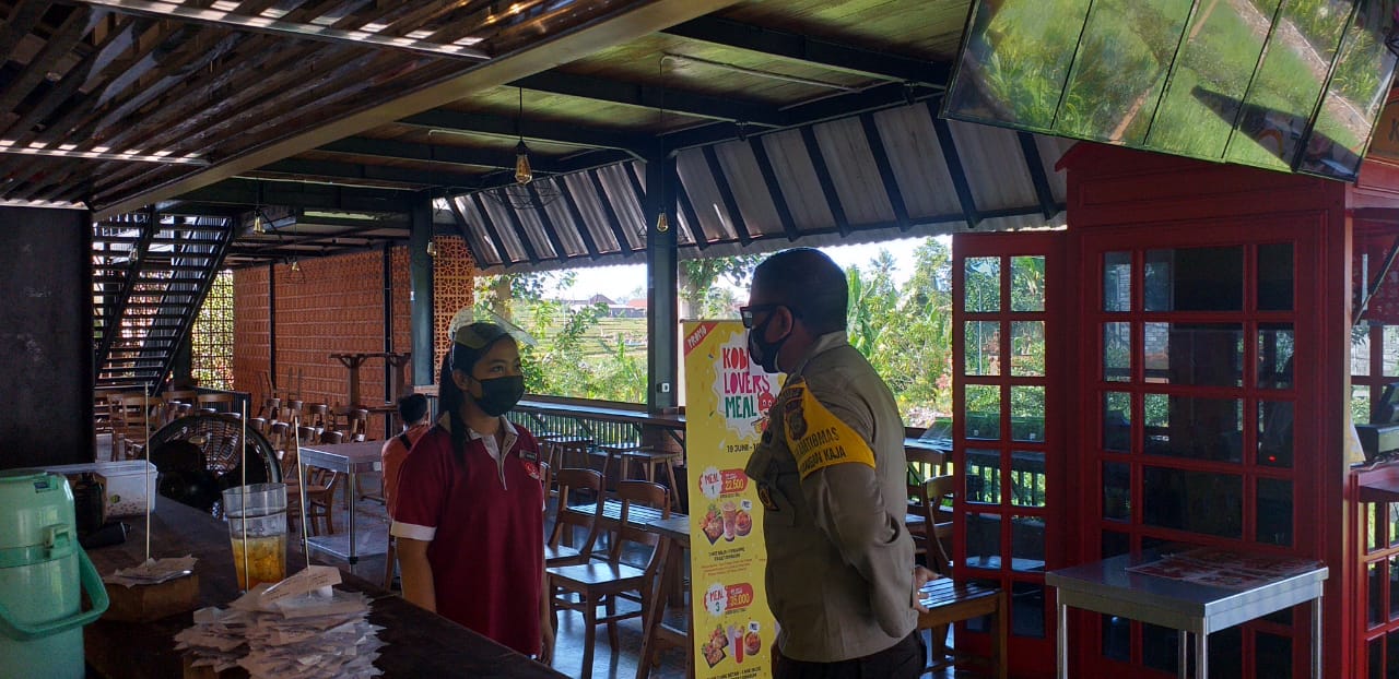 sosialisasi tentang PPKM DARURAT di setiap pelaku usaha wilayah Desa Peguyangan Kaja